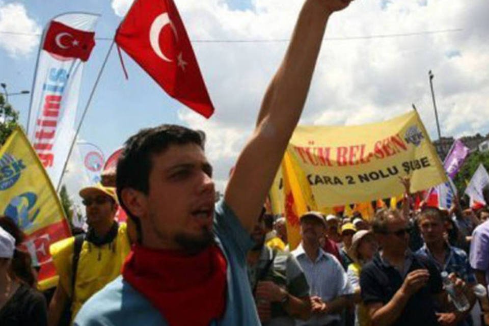 
	Protestos na Turquia: ontem &agrave; noite, cerca de 2 mil pessoas se manifestaram em Istambul contra a liberta&ccedil;&atilde;o do agente
 (Adem Altan/AFP)