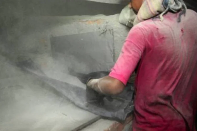 
	Trabalhador de uma f&aacute;brica t&ecirc;xtil de Bangladesh:&nbsp;o acordo &eacute; uma reedi&ccedil;&atilde;o de um plano aprovado depois do grave inc&ecirc;ndio da f&aacute;brica Tazreen, que aconteceu em novembro do ano passado na capital bengalesa, e tirou a vida de 120 trabalhadores.
 (Munir Uz Zaman/AFP)