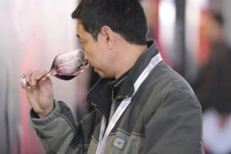 
	Homem experimenta vinhos numa feira de neg&oacute;cios em Xangai: a China absorveu 11,4% das exporta&ccedil;&otilde;es de vinhos da UE em 2012, por um valor de 763 milh&otilde;es de euros
 (Peter Parks/AFP)