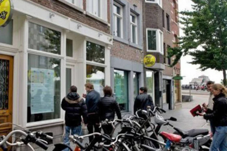 
	Turistas observam um &quot;coffee shop&quot; fechado, em Maastricht, na Holanda: por&eacute;m, o tribunal afirmou que a proibi&ccedil;&atilde;o da venda a n&atilde;o residentes &eacute; legal
 (Nicolas Delaunay/AFP)