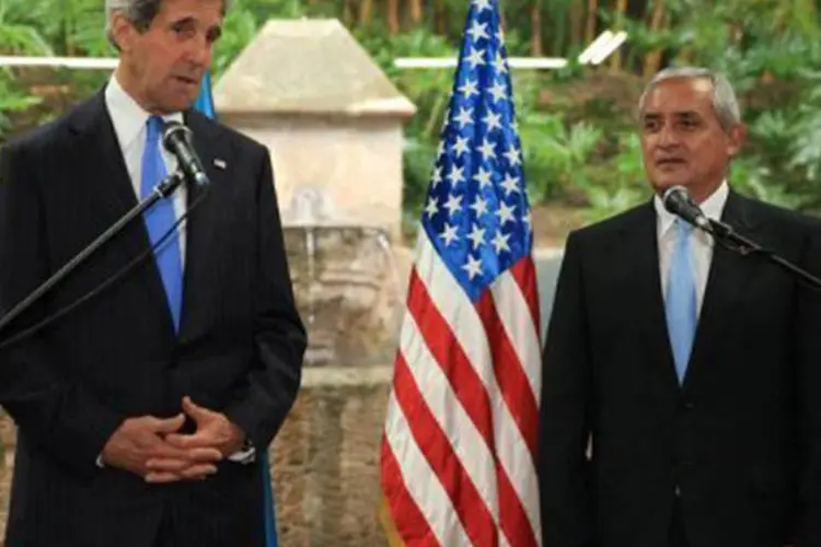 O secretário americano de Estado, John Kerry (E), e o presidente da Guatemala, Otto Péres Molina
 (AFP)