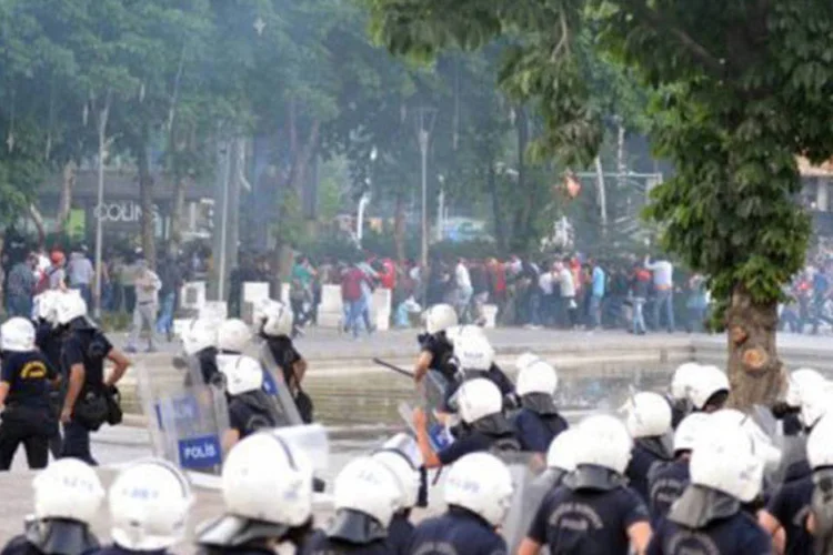 
	Pol&iacute;cia entra em confronto com manifestantes em Ancara no dia 5 de junho: o premi&ecirc; turco retorna ao pa&iacute;s nesta quinta-feira
 (Adem Altan/AFP)