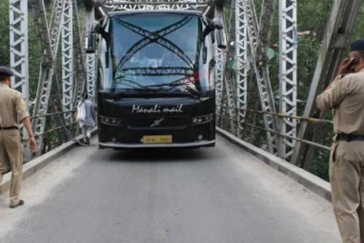 
	&Ocirc;nibus passa por posto de controle na cidade indiana de Manali: a viol&ecirc;ncia sexual na &Iacute;ndia &eacute; destaque desde o estupro coletivo de uma estudante de 23 anos em um &ocirc;nibus de Nova D&eacute;lhi
 (AFP)