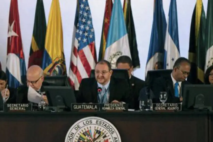 
	Chanceler guatemalteco Fernando Carrera (C) durante reuni&atilde;o da OEA: ele explicou que com isto se pretende reduzir a discrimina&ccedil;&atilde;o contra grupos minorit&aacute;rios
 (Johan Ordonez/AFP)