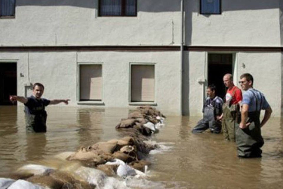 Milhares de pessoas fogem das inundações na Europa Central