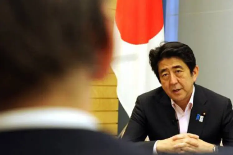 
	Shinzo Abe em entrevista &agrave; AFP em sua resid&ecirc;ncia oficial, em T&oacute;quio: Abe afirmou que a economia &quot;se recupera lentamente&quot;
 (Toshifumi Kitamura/AFP/AFP)