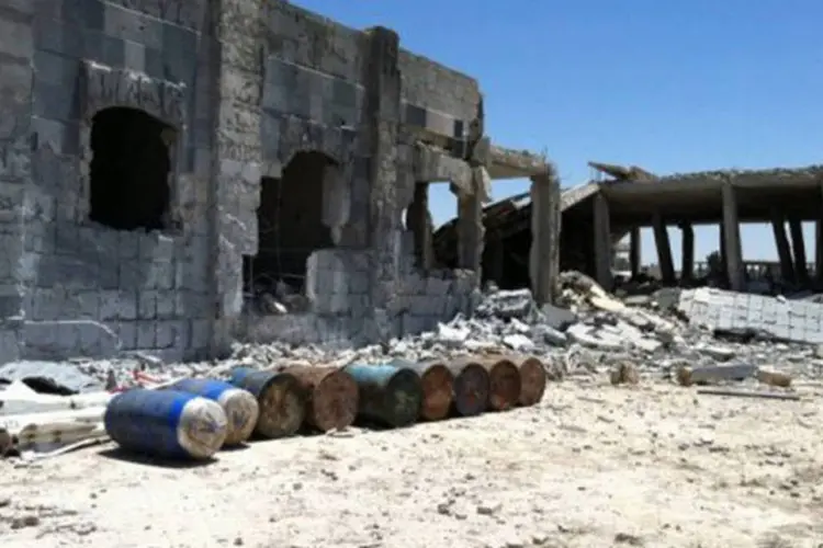 Armas deixadas por rebeldes sírios após tomada pelas forças de segurança da cidade de Qousseir
 (AFP)
