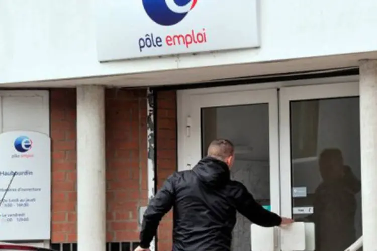 Homem entra em centro de emprego em Haubourdin, na França, em 4 de junho
 (Philippe Huguen/AFP)