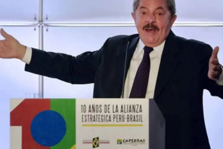 
	Lula discursa no f&oacute;rum da Alian&ccedil;a Estrat&eacute;gica Brasil-Peru, em Lima: o jogador surpreendeu Lula em pleno discurso
 (Cris Bouroncle/AFP)