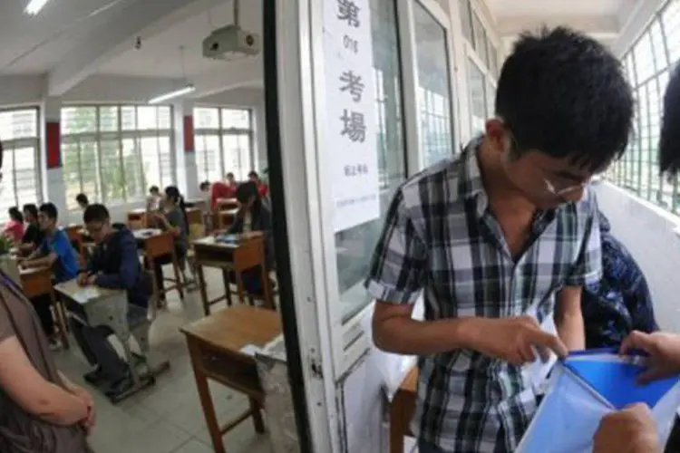 Estudantes prestam vestibular na China: no país, um título universitário é considerado uma ferramenta indispensável para o sucesso social e pessoal
 (AFP)