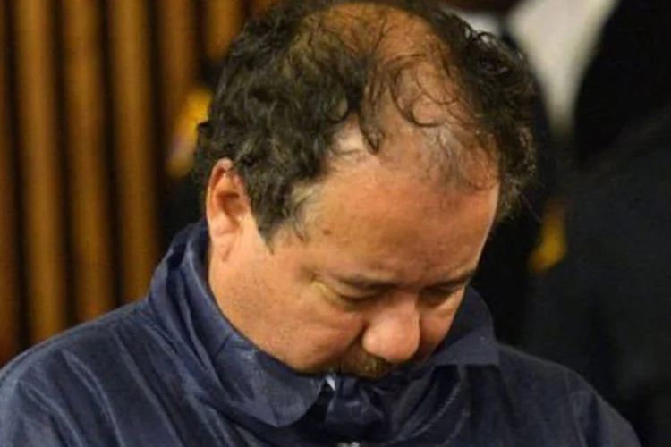 
	Ariel Castro, no Tribunal Municipal de Cleveland: o acusado permaneceu com a cabe&ccedil;a baixa e n&atilde;o disse uma palavra
 (Emmanuel Dunand/AFP)