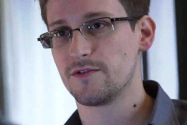 
	Imagem de v&iacute;deo de entrevista do jornal The Guardian com Edward Snowden: ele divulgou documentos sobre o programa de vigil&acirc;ncia dos Estados Unidos
 (AFP)