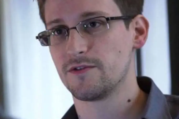 
	Imagem de v&iacute;deo de entrevista do jornal The Guardian com Edward Snowden: ele &eacute; a fonte dos vazamentos sobre o programa americano de vigil&acirc;ncia das comunica&ccedil;&otilde;es
 (AFP)