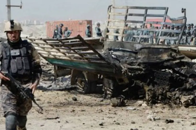 
	Oficial afeg&atilde;o observa &aacute;rea de ataque em Cabul: bombas caseiras e atentados suicidas deixam um elevado n&uacute;mero de v&iacute;timas civis
 (Shah Marai/AFP)