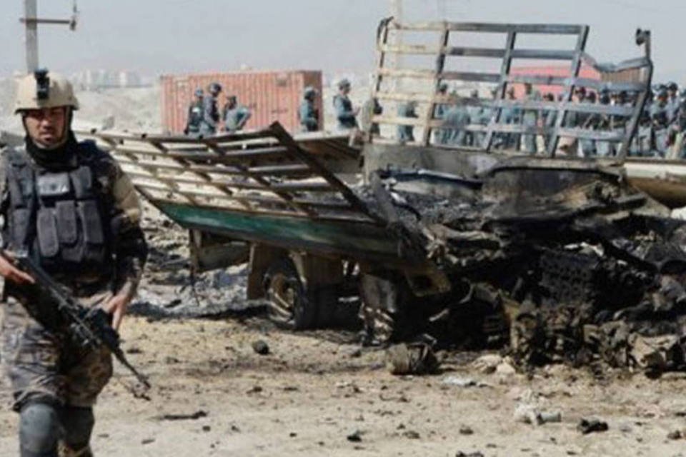 Explosão de bomba em carro mata 8 pessoas no Afeganistão