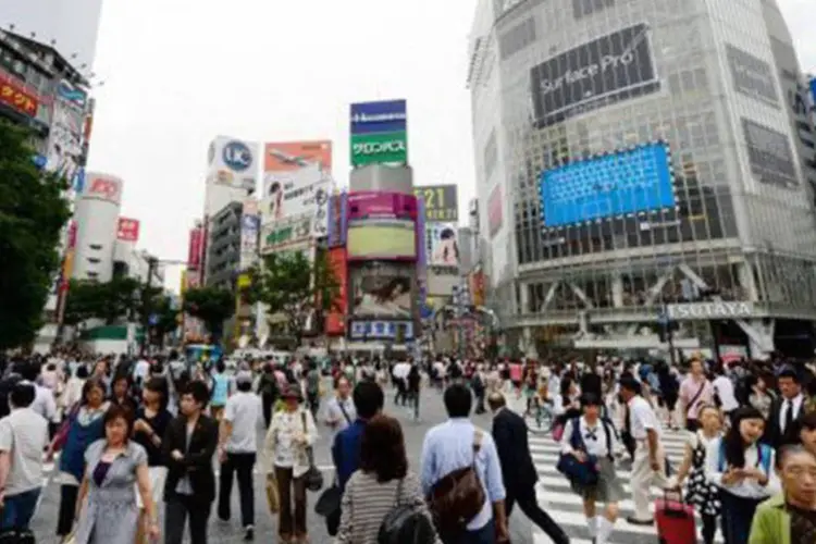 Japoneses em uma região movimentada no distrito comercial de Shibuya, em Tóquio (Toru Yamanaka/AFP)