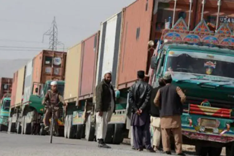 
	Caminh&otilde;es de abastecimento aguardam em posto de controle em Quetta, no dia 12 de fevereiro de 2013: vinte militantes armados atacaram pelo menos tr&ecirc;s ve&iacute;culos&nbsp;
 (Banaras Khan/AFP)