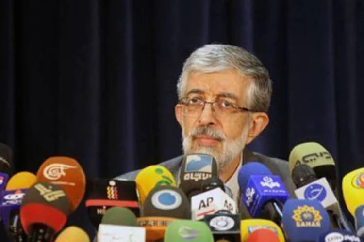 
	O ex-presidente do Parlamento, Gholam Ali Haddad Adel, em coletiva de imprensa: ap&oacute;s a sa&iacute;da de Hadad Hadel, restam apenas sete candidatos na disputa
 (Atta Kenare/AFP)