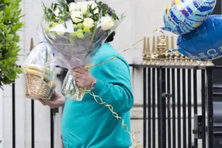 Homem chega com flores, comida e balões ao hospital em que Philip está internado
 (Justin Tallis/AFP)