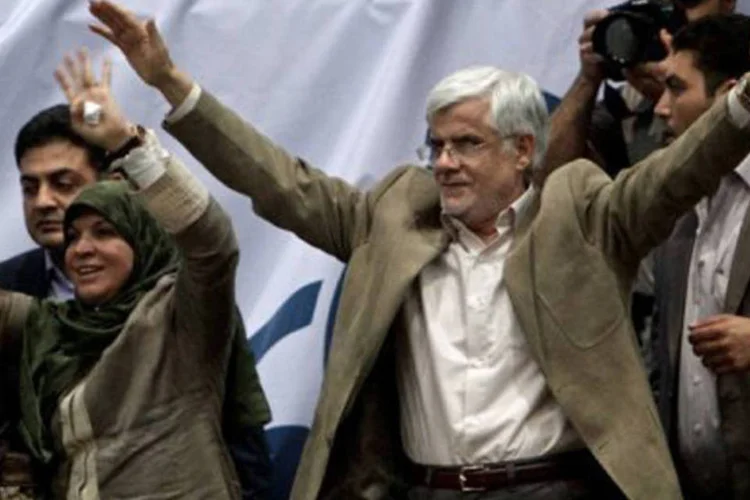 
	Mohammad Reza Aref: a lista de reformistas e moderados em Teer&atilde; &eacute; liderada pelo antigo candidato reformista &agrave;s elei&ccedil;&otilde;es presidenciais de 2013
 (Behrouz Mehri/AFP)