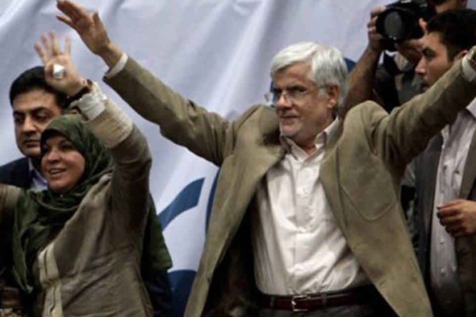 Reformista Aref retira candidatura no Irã