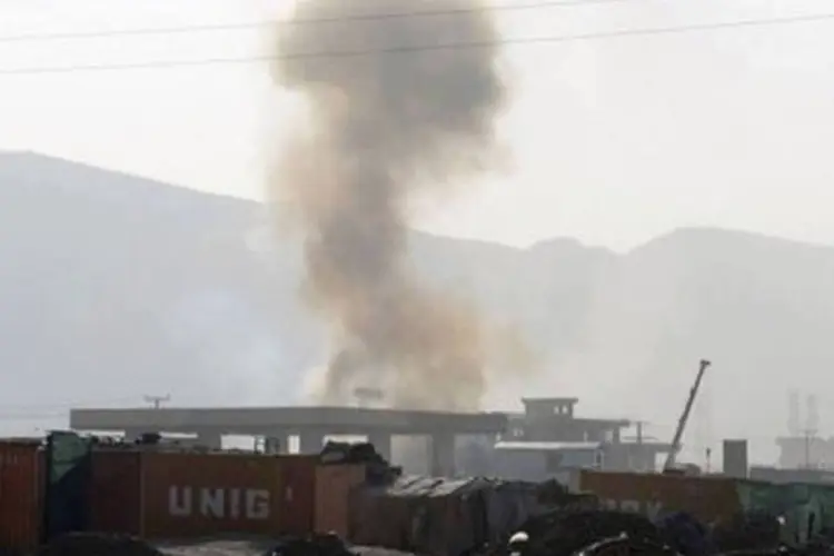 Fumaça de um prédio atacado perto do aeroporto militar de Cabul, onde haveria insurgentes (Massoud Hossaini/AFP)