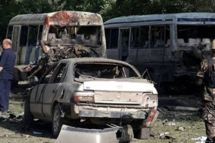Militares chegam ao local de um ataque suicida, em Cabul
 (Daud Yardost/AFP)