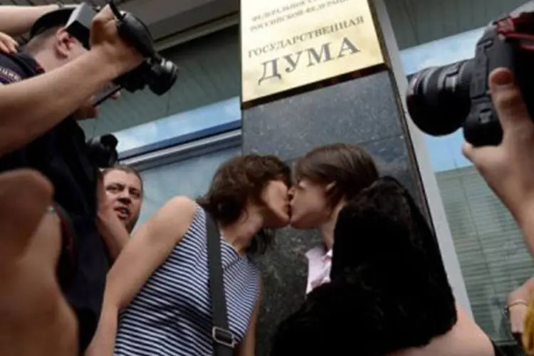 
	Defensores dos direitos dos homossexuais se beijam em frente ao parlamento russo: 20 pessoas foram detidas nesta ter&ccedil;a-feira confrontos entre militantes gays e partid&aacute;rios da lei&nbsp;
 (Kirill Kudryavtsev/AFP)