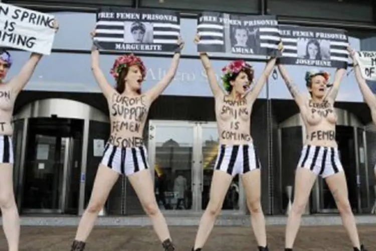 
	Ativistas do Femen protestam em frente ao Parlamento Europeu, em Bruxelas: &quot;Free Pauline&quot; (Hillier), &quot;Free Marguerite&quot; (Stern) e &quot;Free Josephine&quot; (Markmann), pediam
 (John Thys/AFP)