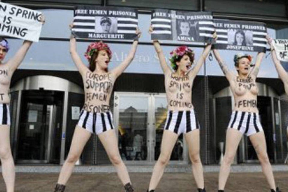 Ativistas do Femen protestam na embaixada tunisiana em Madri