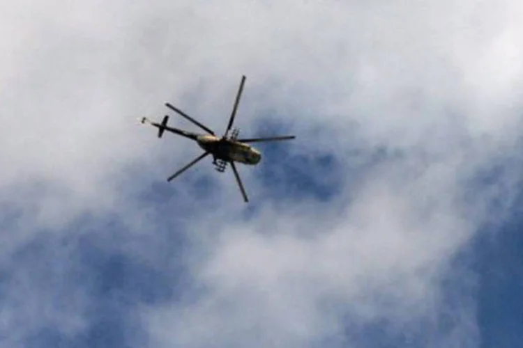 
	Helic&oacute;ptero do ex&eacute;rcito s&iacute;rio sobrevoa a cidade de Alepo: Aarsal &eacute; uma localidade sunita que apoia a rebeli&atilde;o e tamb&eacute;m um lugar de tr&acirc;nsito para armas, refugiados e rebeldes
 (Tauseef Mustafa/AFP/AFP)