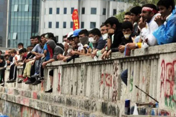 
	Manifestantes aguardam na entrada do parque Gezi: o premi&ecirc; assegurou que a Turquia n&atilde;o necessita de &quot;li&ccedil;&otilde;es&quot; vindas do exterior
 (Gurcan Ozturk/AFP)
