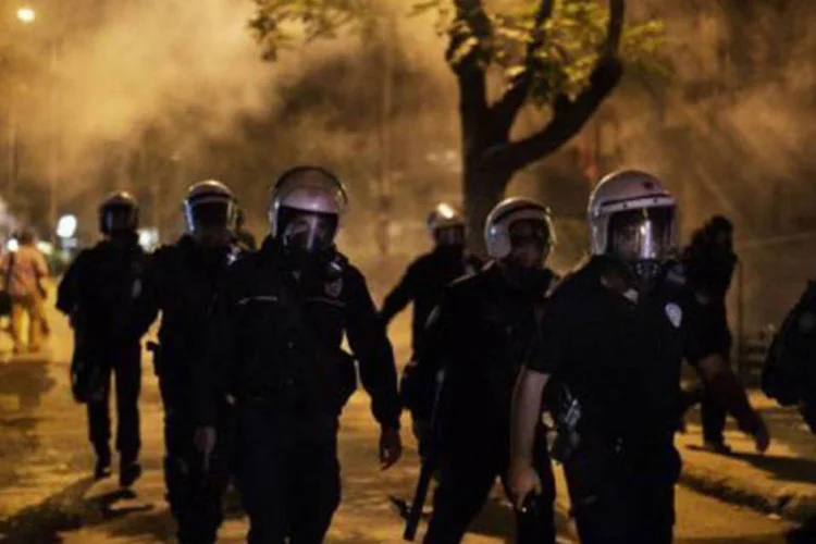 
	Pol&iacute;cia enfrenta manifestantes na capital turca, Ancara: eles protestam contra a destrui&ccedil;&atilde;o do parque
 (Marco Longari/AFP)