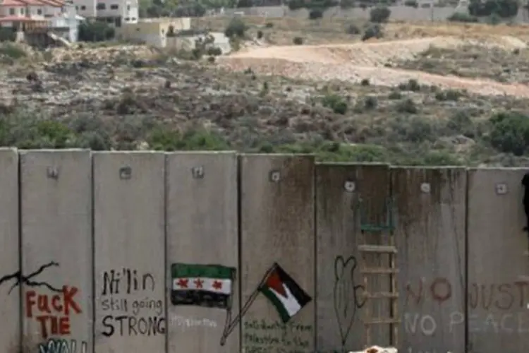 
	Palestino protesta no muro de separa&ccedil;&atilde;o de Israel na Cisjord&acirc;nia
 (Abbas Momani/AFP)