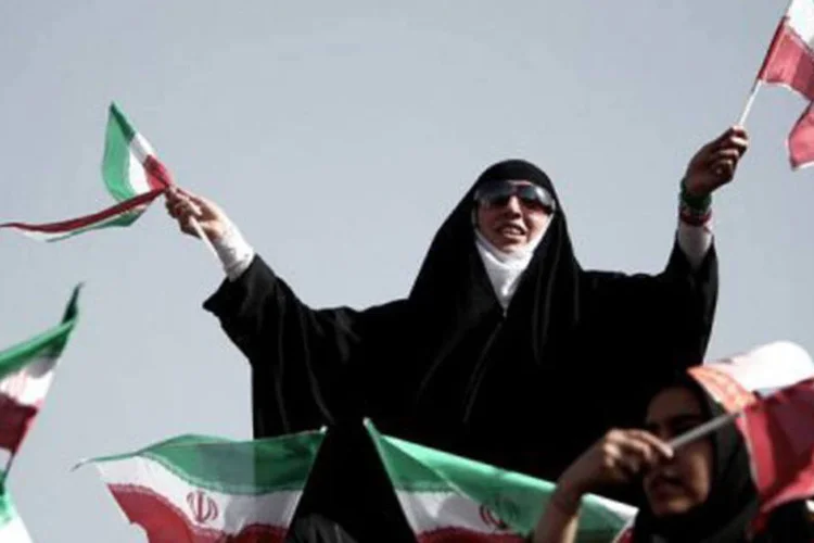 
	Iranianas partid&aacute;rias do candidato conservador &agrave; presid&ecirc;ncia Saeed Jalili: representante direto do guia supremo Ali Khamenei, ele rejeita qualquer concess&atilde;o &agrave;s grandes pot&ecirc;ncias
 (Behrouz Mehri/AFP)