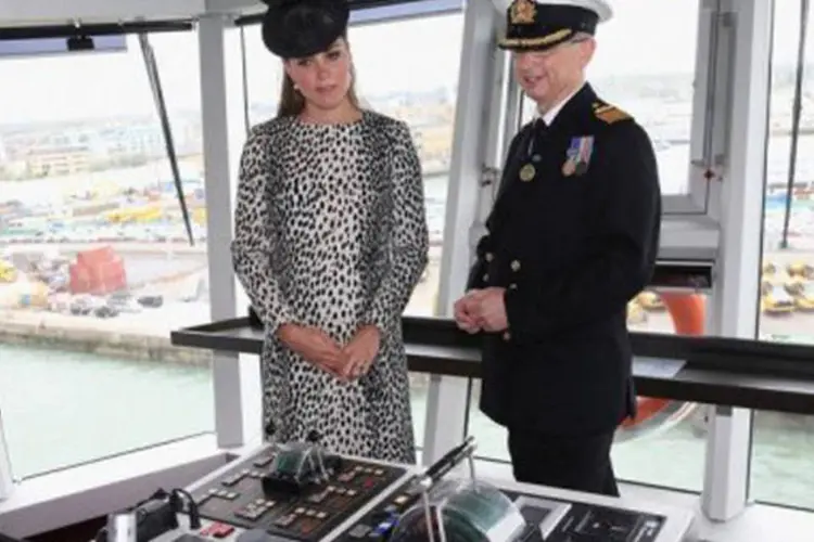 
	O capit&atilde;o Tony Draper apresenta o navio a Kate: &quot;nomeio este barco &#39;Royal Princess&#39;. Que Deus o aben&ccedil;oe e a todos os que navegam nele!&quot;, declarou
 (Chris Jackson/AFP)