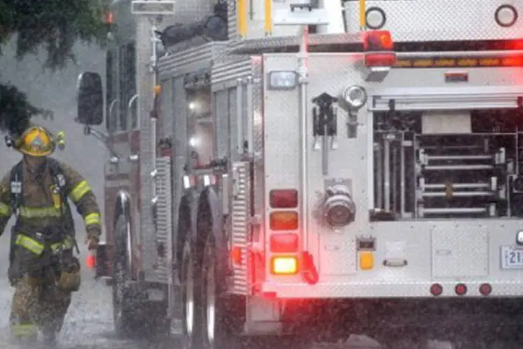 
	Bombeiro trabalha em 1&ordm; de setembro de 2008 em Louisiana: os bombeiros est&atilde;o atendendo um n&uacute;mero &quot;indeterminado&quot; de feridos
 (Don Emmert/AFP)