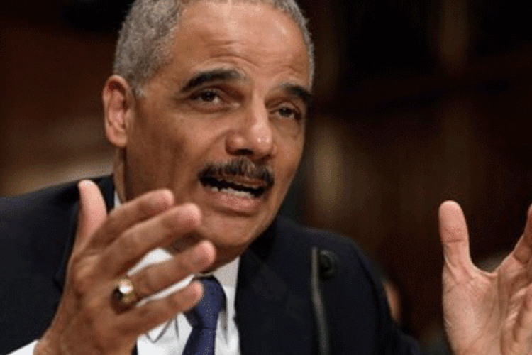 
	Eric Holder: &quot;minha mensagem &eacute; que qualquer um que tenha infligido danos a nossos mercados financeiros n&atilde;o deve crer que est&aacute; fora de perigo por causa da passagem do tempo&quot; disse
 (Win Mcnamee/AFP)
