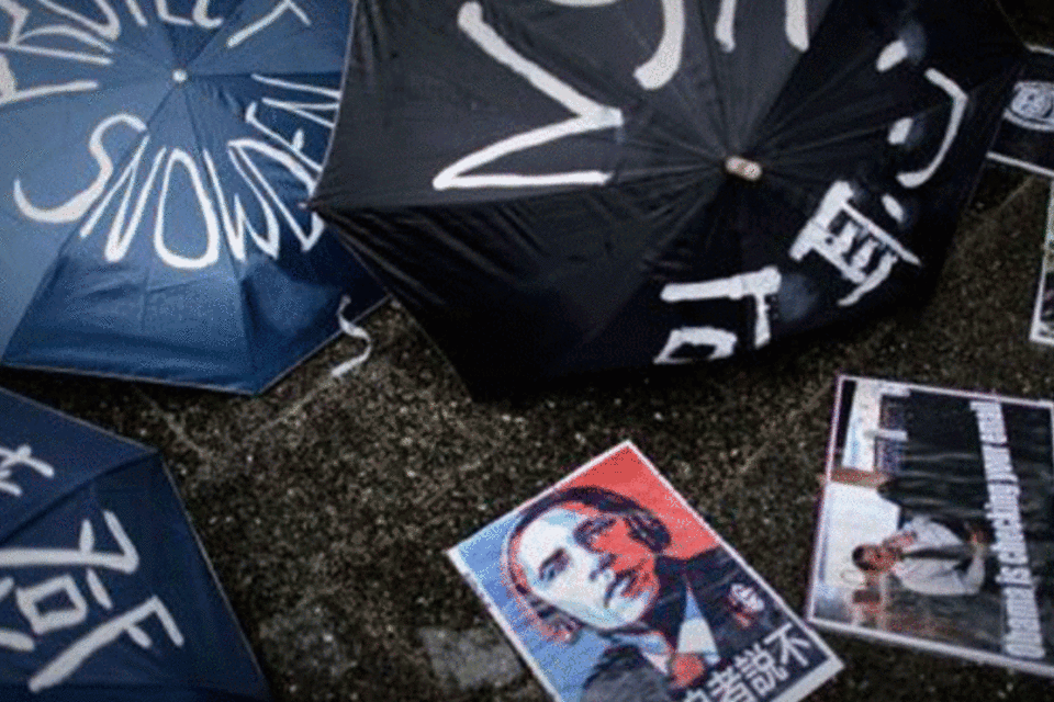 Cartazes e guarda-chuvas em uma manifestação de apoio ao delator dos EUA Edward Snowden, em Hong Kong: segundo pesquisa, metade da população da cidade não deseja a extradição (Philippe Lopez/AFP)