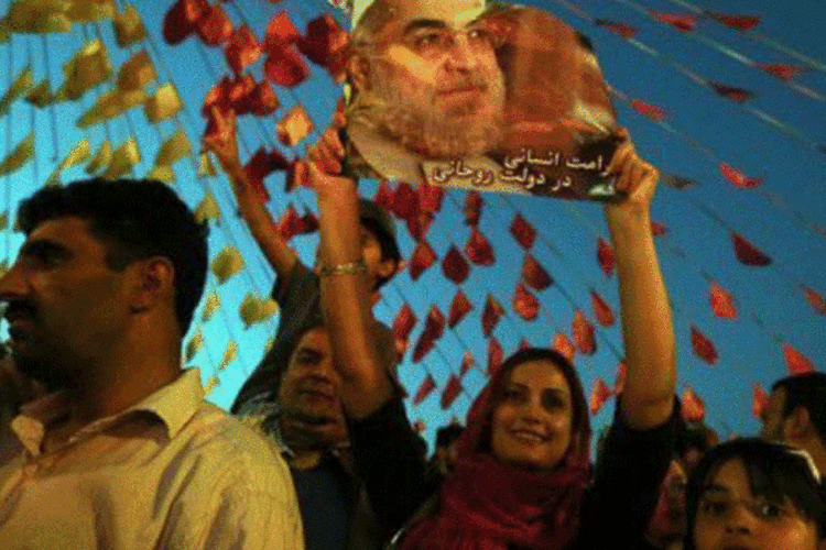Iranianos comemoram a vitória de Rohani, em Teerã: o presidente eleito garante que o Irã "fará (o exercício) de mais transparência para mostrar que suas atividades estão em conformidade com as regras internacionais" (Atta Kenare/AFP)