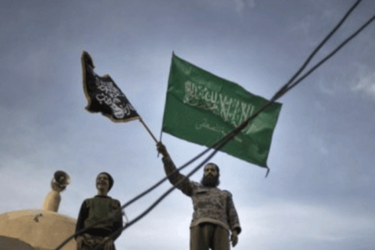 
	Rebeldes perto de Deir Ezzor, leste da S&iacute;ria: caso mostra a crescente rivalidade entre elementos isl&acirc;micos e outros mais moderados nas fileiras da oposi&ccedil;&atilde;o armada
 (Zac Baillie/AFP)