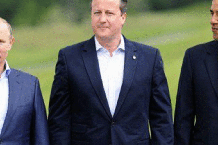 
	O primeiro-ministro brit&acirc;nico, David Cameron (c), entre o presidente russo, Vladimir Putin (e), e o norte-americano, Barack Obama (d): sequestros renderam 70 milh&otilde;es de d&oacute;lares a grupos terroristas em dois anos
 (Jewel Samad/AFP)