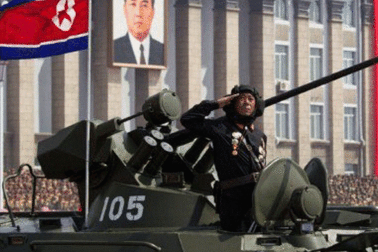 
	Soldado norte-coreano em tanque com o retrato de Kim Il-Sung ao fundo, durante desfile militar: Coreia afirma que EUA dever&atilde;o repensar &quot;antes de citar os termos sagrados dos &#39;direitos humanos&#39;&quot;
 (Ed Jones/AFP)