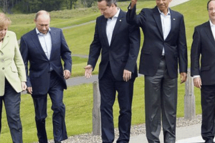 Da esquerda para a direita: Angela Merkel, Vladimir Putin, David Cameron, Barack Obama e Francois Hollande: dirigentes próximos a declaração comum sobre a Síria (Jewel Samad/AFP)