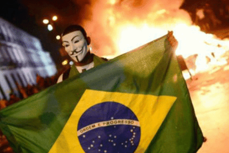 Manifestante no Centro do Rio de Janeiro: protestos foram pacíficos em sua maioria, mas casos de violência ocorreram em várias cidades, principalmente no Rio (Christophe Simon/AFP)