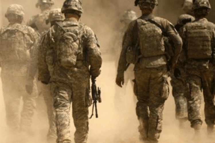  Soldados americanos no Afeganistão: governo assumiu oficialmente o controle da segurança do país nesta terça-feira (Patrick Baz/AFP)