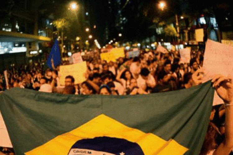 Manifestantes protestam no Rio de Janeiro no dia 17 de junho: integrantes da Força Nacional já atuaram no protesto do domingo passado diante do Maracanã, antes da partida entre México e Itália (Christophe Simon/AFP)