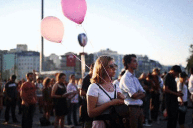 Turcos na praça Taksim durante uma onda de protestos alternativos: local em Istambul retornava à normalidade, enquanto em Ancara e Eskisehir (centro) foram registrados incidentes durante a noite (Bulent Kilic/AFP)