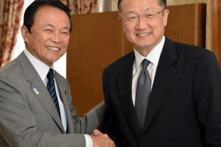 Presidente do Banco Mundial, Jim Yong Kim (d), com o ministro das Finanças do Japão, Taro Aso (e): países em desenvolvimento serão as primeiras vítimas, segundo Jim Yong Kim (Yoshikazu Tsuno/AFP)
