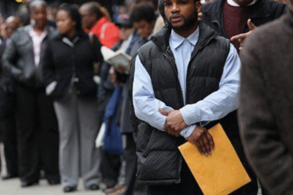 Pedidos de auxílio-desemprego nos EUA caem para 346 mil
